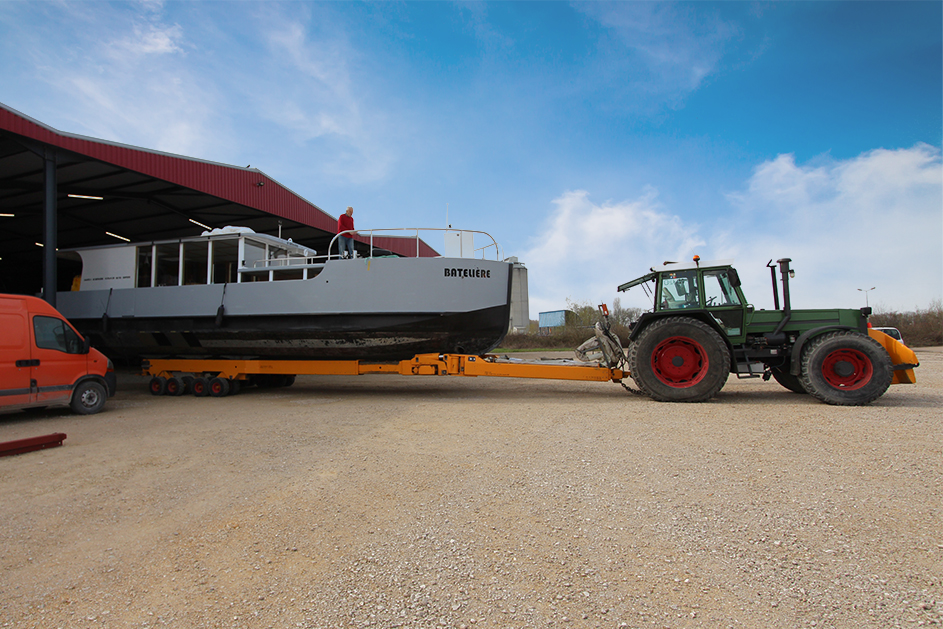 Stockage de bateau à sec sous hangar