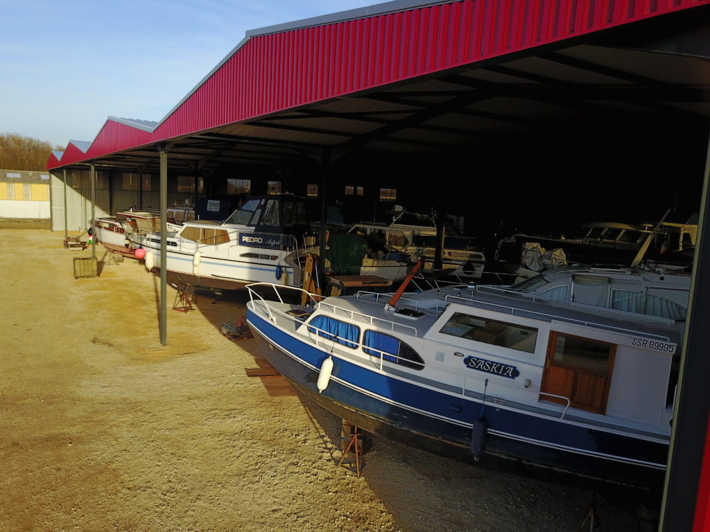 Port à sec avec bateaux à terre