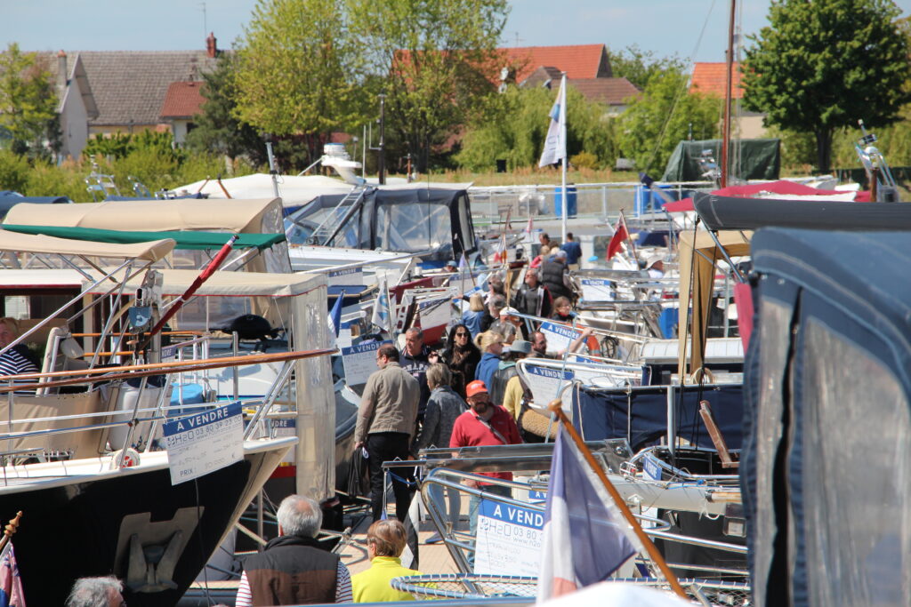 Ponton de vente, bateaux neufs et d'occasion