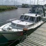 A vendre une vedette à moteur pour une croisière