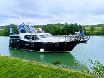A vendre vedette à moteur pour une navigation mixte fluviale et maritime et qui est visitable dans le Nord de la France