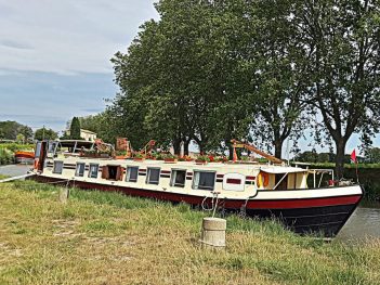 A vendre péniche anglaise transformée en bateau de croisière