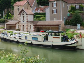A vendre péniche pour une navigation fluviale et est visitable dans l'Est de la France
