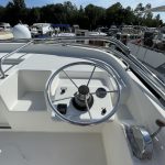 Zoom sur le volant du poste de pilotage extérieur.