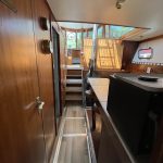 Image du passage entre la cuisine et la cabine arrière. Le sol est en parquet.