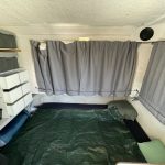 Photo du lit double de la cabine arrière.