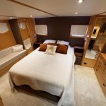 Photo de la cabine située à l'arrière du bateau. Elle est composée d'un lit double spacieux.