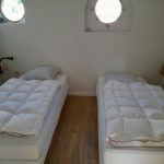 Image de la chambre avec deux lits simples