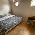 Image de la chambre d'amis équipée d'un lit double