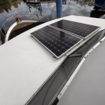 Photo des deux panneaux solaires installés à l'avant du bateau