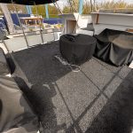 Image du pont arrière du bateau habillé d'une moquette grise