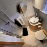 Photo de la deuxième salle de bain située vers la cabine arrière.
