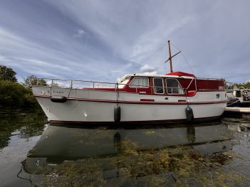 Vue d'ensemble du bateau Templar. Sa coque est blanche et rouge.