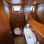 Image des toilettes du bateau avec un petit évier pour se laver les mains