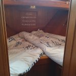 Image de la seconde cabine du bateau équipée de deux lits simples mis en V.