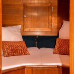 Image de la cabine avant du bateau équipé de deux lits mis en V.