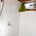 Photo de la douche du bateau.