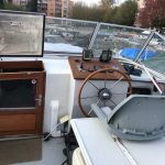 Photo du poste de pilotage extérieur. Il est de couleurs blanche et bois.