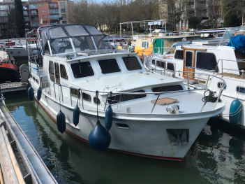 Vue avant du bateau. Ce dernier est de couleur blanche.