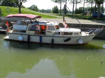 Photo du bateau de l'extérieur prise en navigation.