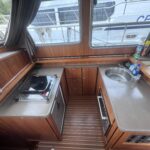 Vedette hollandaise Linssen Grand Sturdy 40.9 AC CALIMERO (2015) – cuisine avec évier inox et plaque gaz