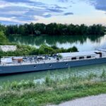 Péniche Freycinet 38,97 m BONANZA (1957) – vue extérieure à quai sur le canal