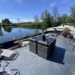 Péniche Freycinet 38,97 m BONANZA (1957) – terrasse et salon de jardin vue rivière