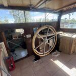 Péniche Freycinet 38,97 m BONANZA (1957) – poste de pilotage et barre à roue