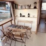 Vedette fluviale Jeanneau Eau Claire 930 Cassis (1985) – coin repas avec table et chaises pliantes
