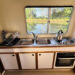 Vedette fluviale Jeanneau Eau Claire 930 Cassis (1985) – plan de travail de la cuisine équipée