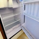 Vedette fluviale Jeanneau Eau Claire 930 Cassis (1985) – réfrigérateur ouvert avec clayettes