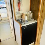 Vedette fluviale Jeanneau Eau Claire 930 Cassis (1985) – meuble réfrigérateur et extincteur