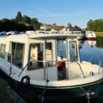 Vedette fluviale Jeanneau Eau Claire 930 Cassis (1985) – vue avant tribord amarrée au canal
