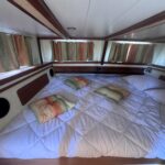 Trawler Kim Marine Le Feeling (1977) – couchage double et hublots de la cabine