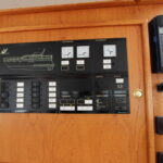 Vedette hollandaise Vrijon Contessa 4.0 Second Pearl (2000) – tableau électrique et VHF