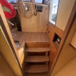 Trawler Kim Marine Le Feeling (1977) – poste de pilotage intérieur avec barre à roue