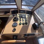 Trawler Kim Marine Le Feeling (1977) – poste de pilotage extérieur et tableau de bord