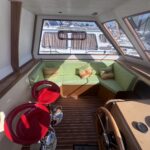 Trawler Kim Marine Le Feeling (1977) – banquette du cockpit et tabourets rouges