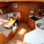 Vedette hollandaise Vrijon Contessa 4.0 Second Pearl (2000) – dinette et coin cuisine