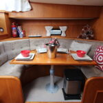Vedette hollandaise Vrijon Contessa 4.0 Second Pearl (2000) – dinette dressée pour le repas