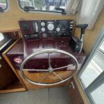 Pénichette Locaboat 935 Kerplouf (1986) – poste de pilotage intérieur et barre
