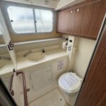 Pénichette Locaboat 935 Kerplouf (1986) – salle d'eau avec douche, lavabo et WC