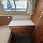 Pénichette Locaboat 935 Kerplouf (1986) – meuble de rangement et plan de travail près de la banquette
