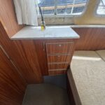 Pénichette Locaboat 935 Kerplouf (1986) – meuble à tiroirs et plan de travail dans le carré