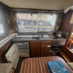 Pénichette Locaboat 935 Kerplouf (1986) – cuisine avec évier, réchaud, four et réfrigérateur