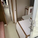 Vedette fluviale Jeanneau Eau Claire 930 Cassis (1985) – couloir vers la cabine arrière et lavabo