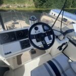 Vedette Fairline 36 Stella (1989) – console extérieure et vue sur l'étrave