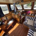 Vedette hollandaise Pedro 30 Hiva Oa (1991) – poste de pilotage et coin cuisine