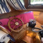 Vedette hollandaise Pedro 30 Hiva Oa (1991) – barre à roue en bois et couchette avant