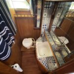 Vedette hollandaise Pedro 30 Hiva Oa (1991) – WC marin et lavabo de la salle d'eau
